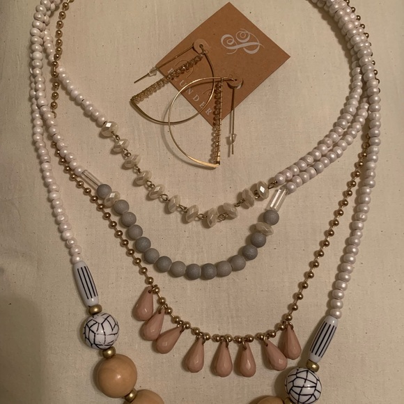 Plunder set necklace and earrings - Picture 3 of 6